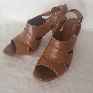 Fashionable Sandals Size 7